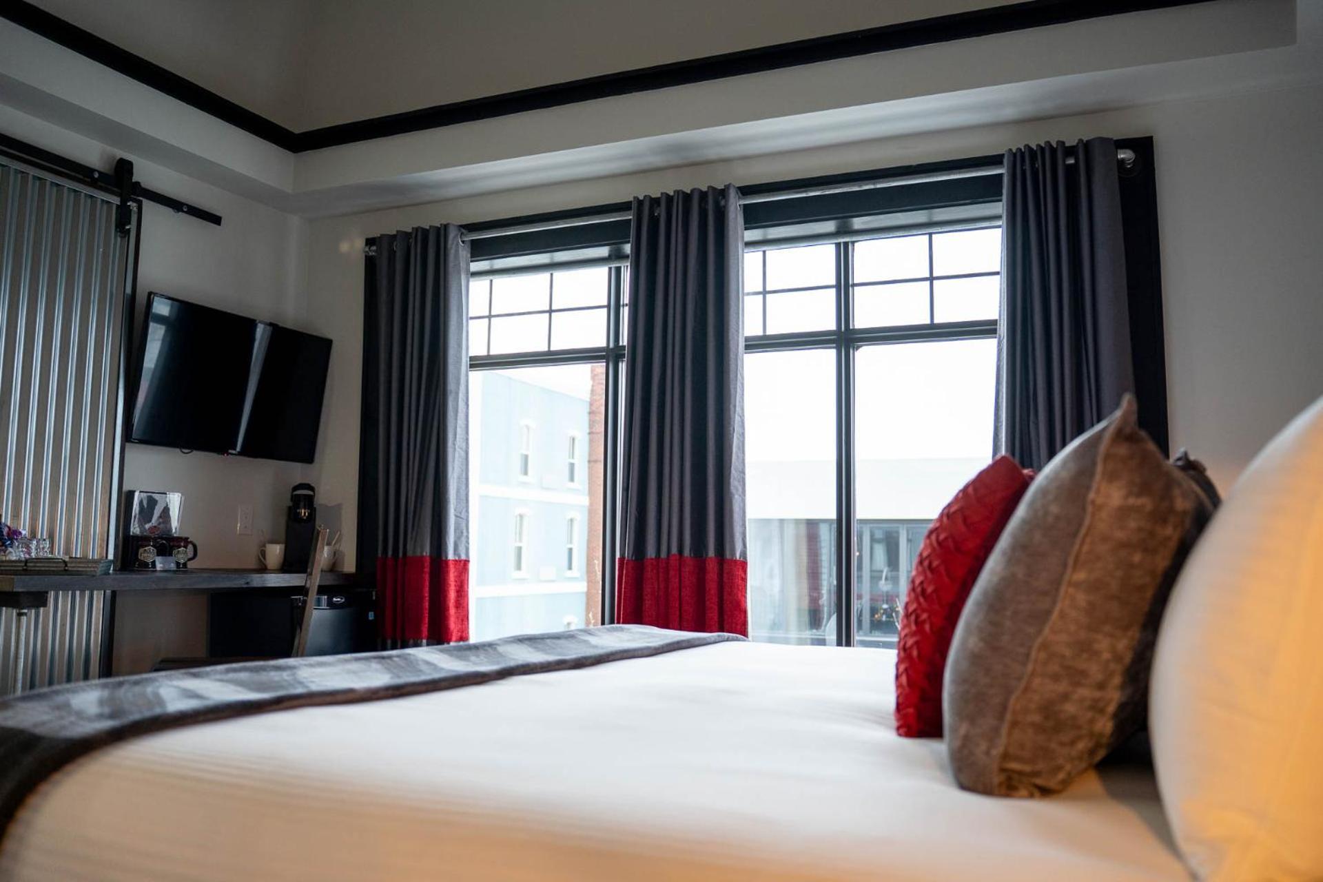 Heart & Hops Brewery Suites Kingsville Экстерьер фото